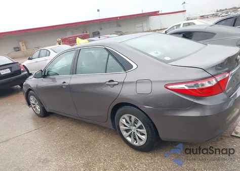 2015 Toyota Camry Le z USA, uszkodzony, nr VIN 4T1BF1FK4FU035403